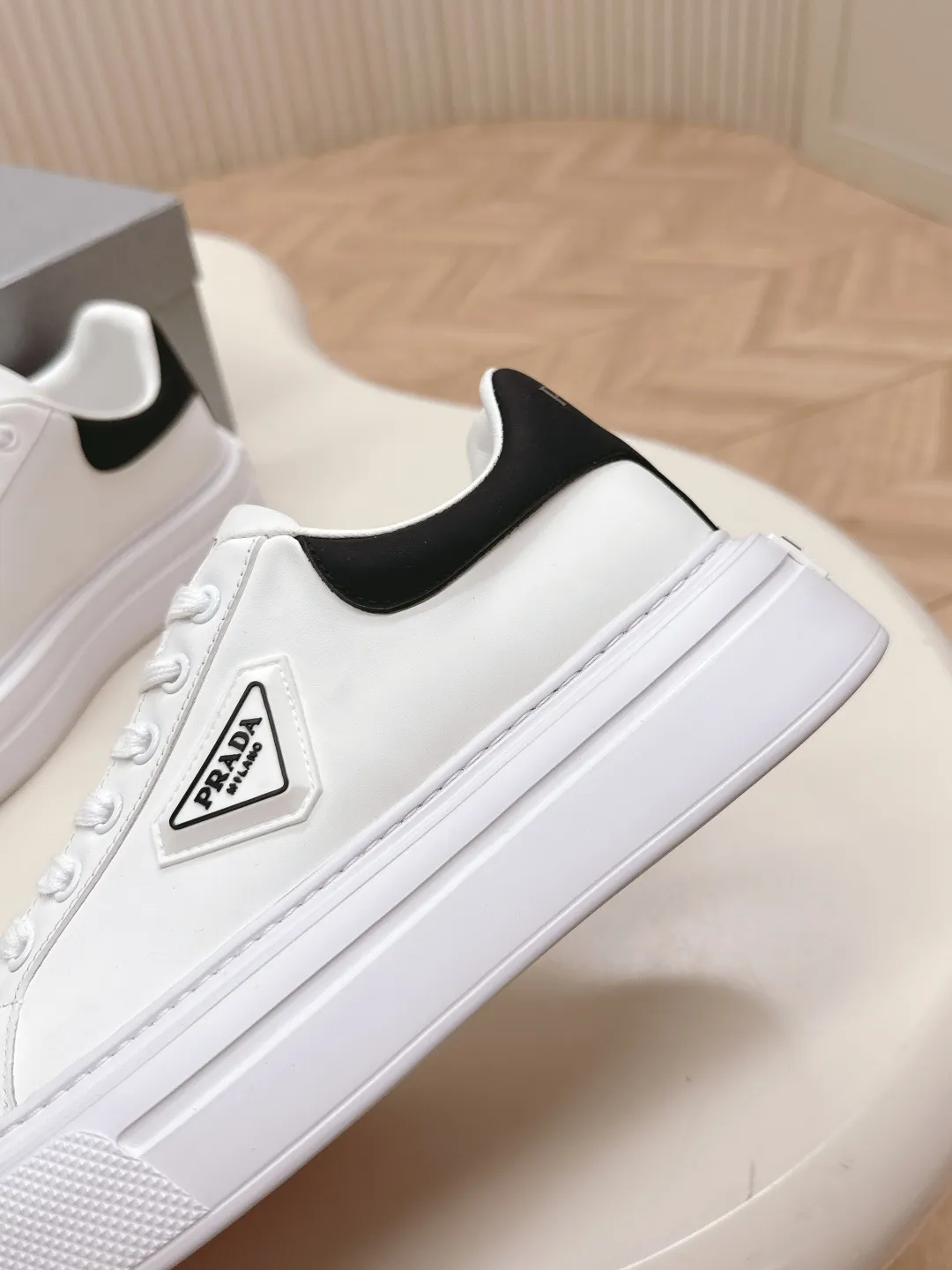 👟👟Ex-factory price 600👟👟 Prada 25ss new casual white shoes, couple style 👫 P fashion white shoes, re-released, high-quality shipments, elegant and generous, comfortable on the feet, super classic, super light and comfortable on the feet Fabric: silky cowhide Lining: water-dyed sheepskin lining + genuine leather foot sole: EVA outsole Code number: 35-45 (40 for women, 45 for men, customized)